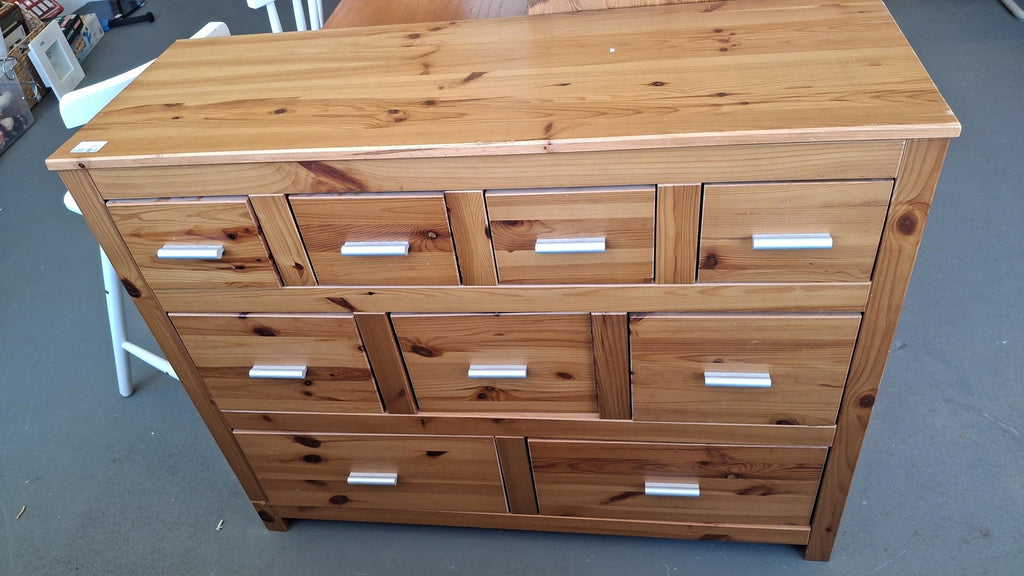Pine chest of drawers