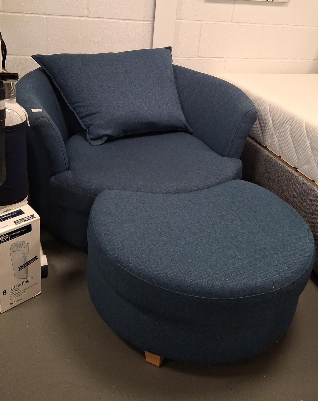 Navy cwtch chair