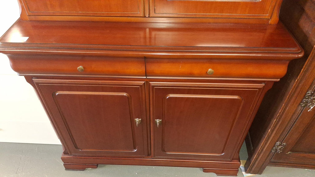Dresser/cabinet