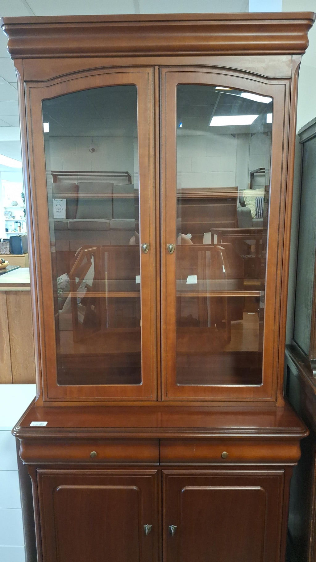 Dresser/cabinet
