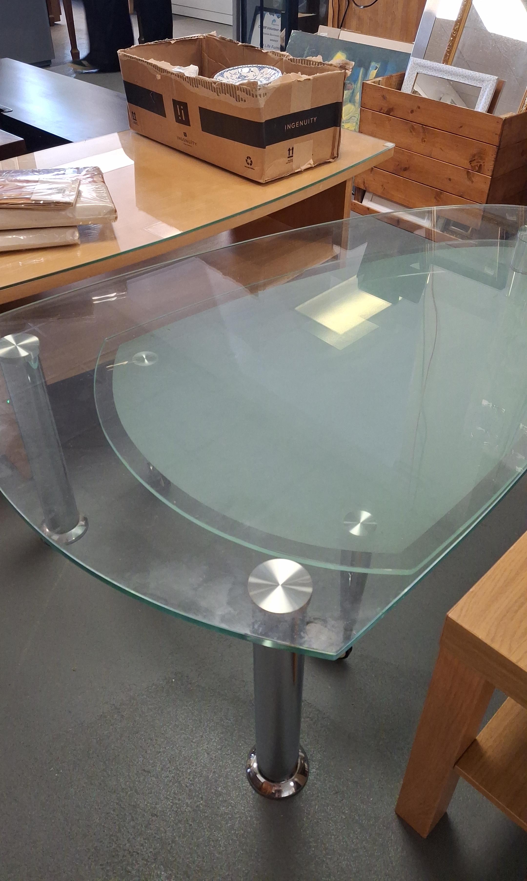 Glass swivel table