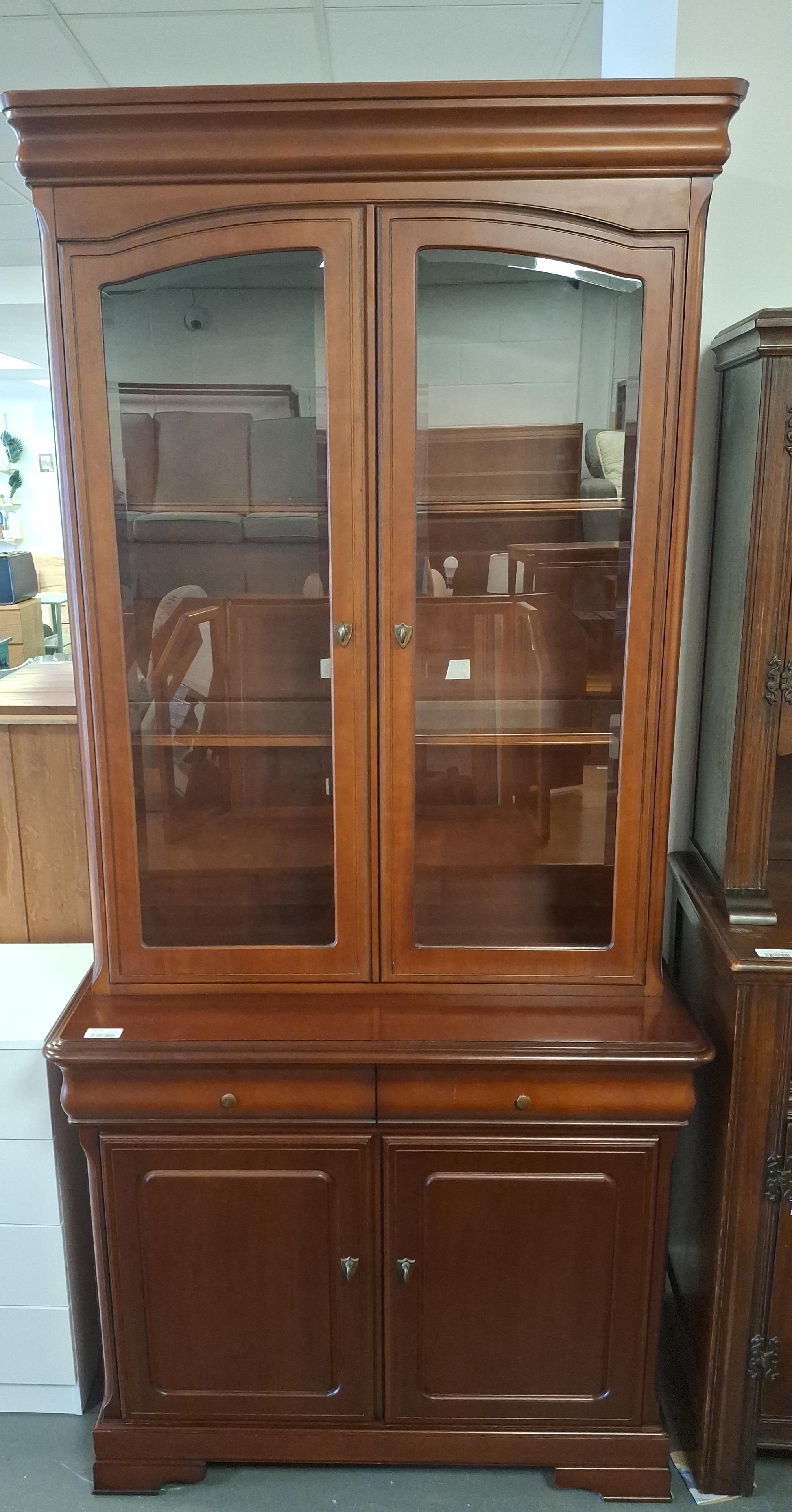 Dresser/cabinet